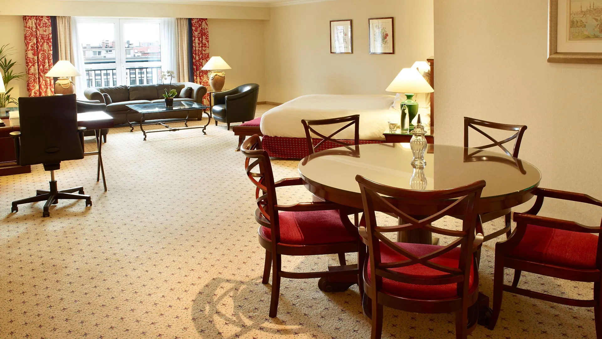 Hilton Antwerp Old Town Otel