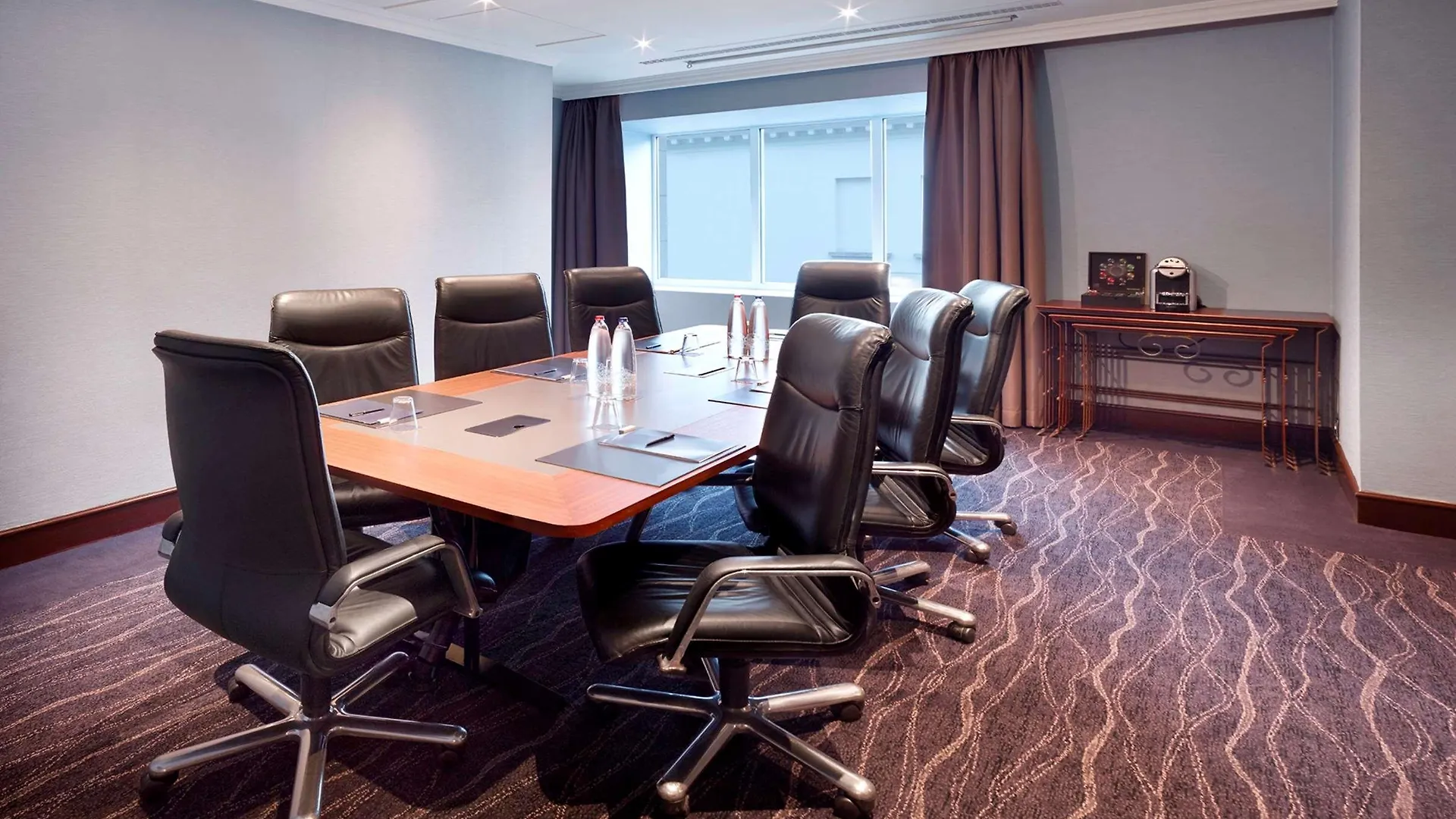 Hilton Antwerp Old Town Otel